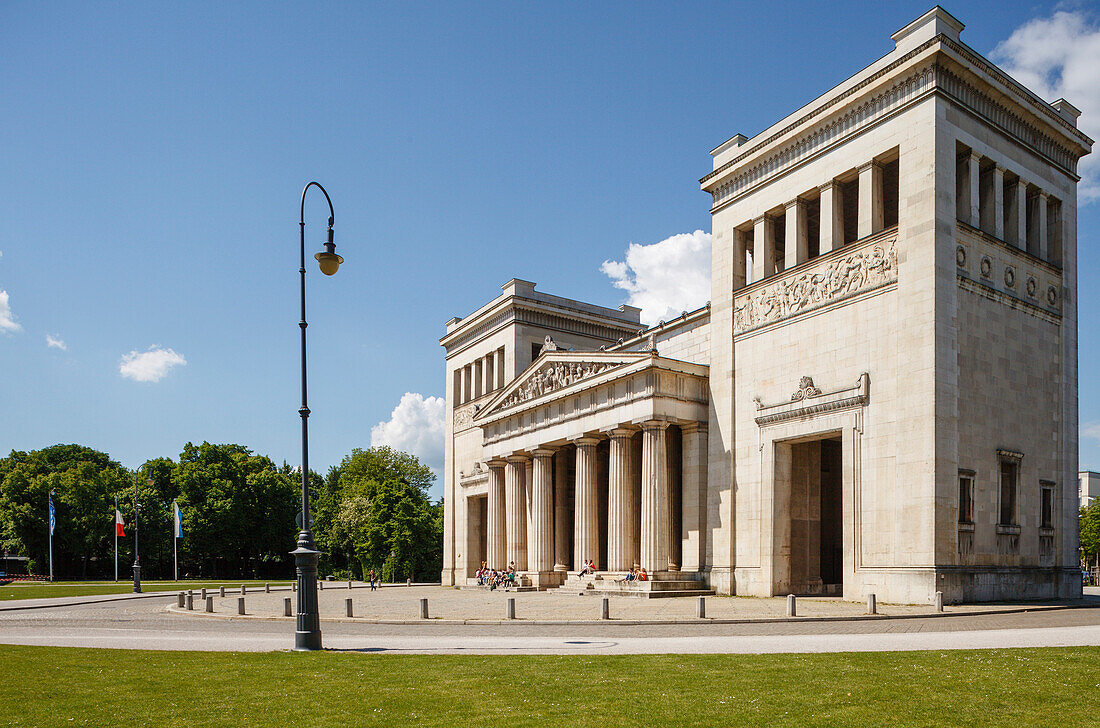 Königsplatz mit Propyläen, Stadttor nach Vorbild eines griechischen Tempeleingangs, Architekt Leo von Klenze, 19.Jhd., Königsplatz, München, Oberbayern, Bayern, Deutschland, Europa