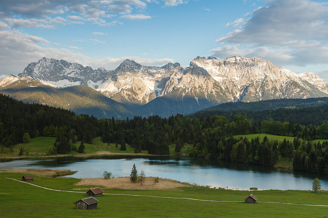 Geroldsee bei Mittenwald im Frühling, Heustadel, Scheunen, Karwendelgebirge, Berge, Werdenfelser Land, Bayerische Alpen, Oberbayern, Bayern, Deutschland, Europa