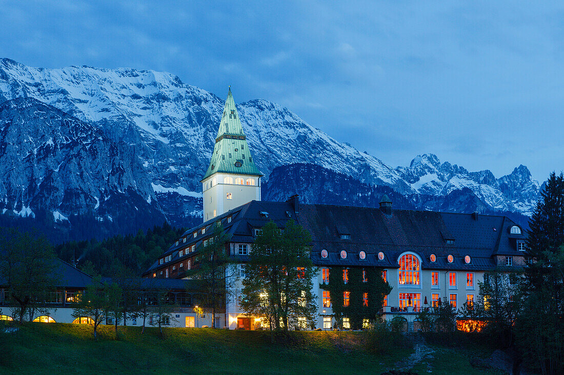 Schloss Elmau bei Klais, Wettersteingebirge, Frühling, Berge, bei Mittenwald, Werdenfelser Land, Bayerische Alpen, Oberbayern, Bayern, Deutschland, Europa