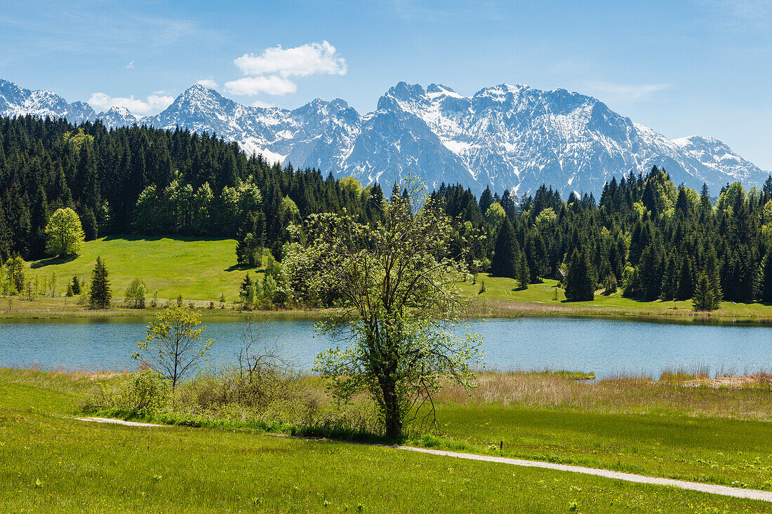 Geroldsee bei Mittenwald im Frühling, Karwendelgebirge im Hintergrund, Berge, Werdenfelser Land, Bayerische Alpen, Oberbayern, Bayern, Deutschland, Europa