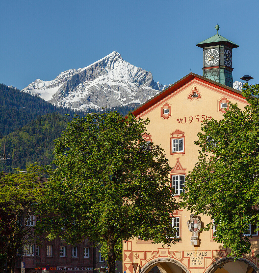Town hall, Wetterstein mountains with Alpspitze, Partenkirchen, Garmisch-Partenkirchen, Werdenfelser Land, Baverian Alps, Upper Baveria, Bavaria, Germany, Europe