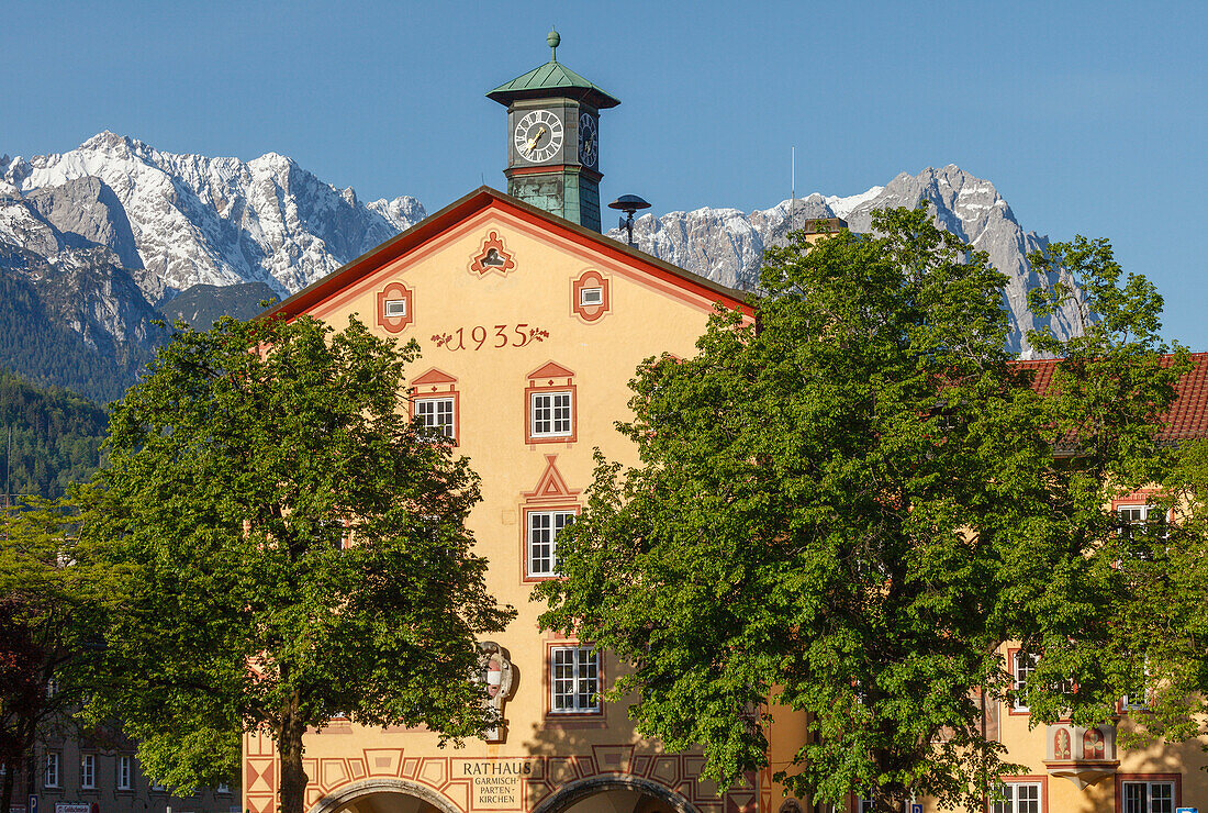Town hall, Wetterstein mountains with Zugspitze, Partenkirchen, Garmisch-Partenkirchen, Werdenfelser Land, Baverian Alps, Upper Baveria, Bavaria, Germany, Europe