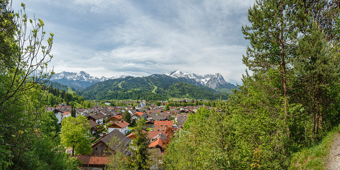 Partenkirchen with church Maria Himmelfahrt, 19th. century, Wetterstein mountains, Alpspitze, Zugspitze, mountains, Bavarian Alps, Spring, Partenkirchen, Garmisch-Partenkirchen, Werdenfelser Land, Baverian Alps, Upper Baveria, Bavaria, Germany, Europe