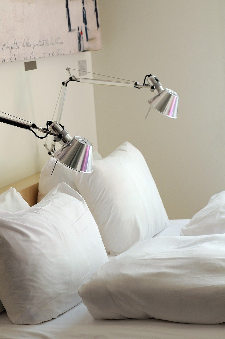 Designer-Nachttischlampen mit Metallschirm am Bett