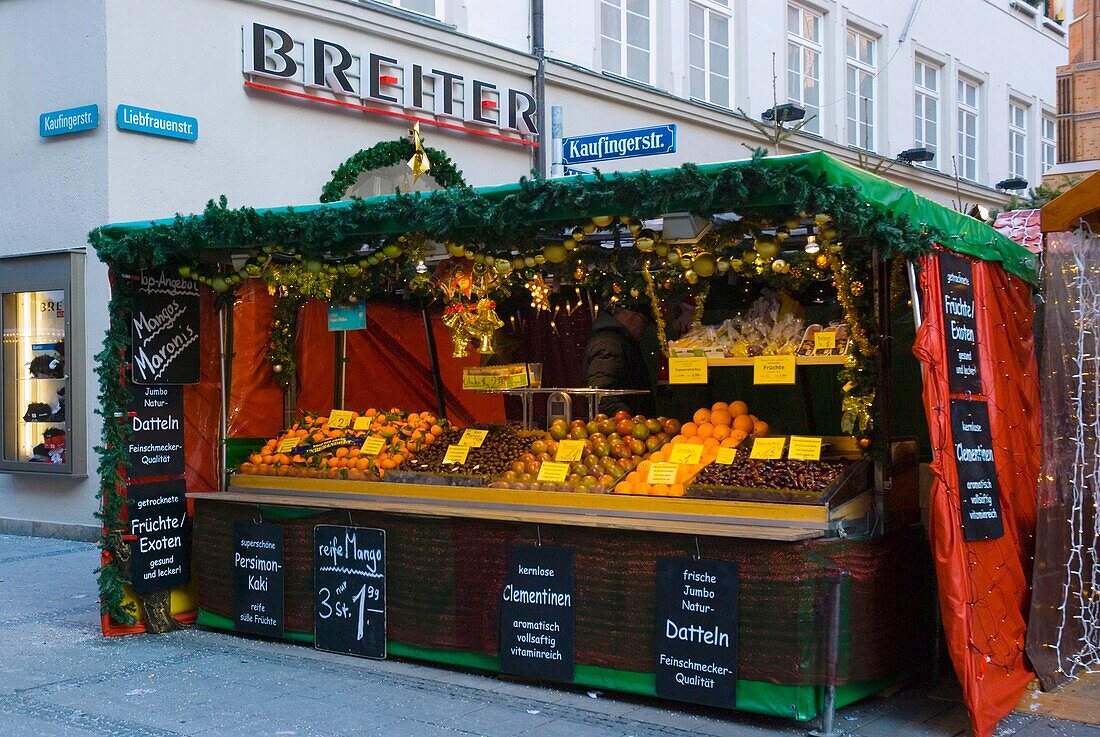 Fruit stand Kaufingerstrasse Marienplatz Christkindlmarkt Chrismas market Munich Bavaria Germany Europe