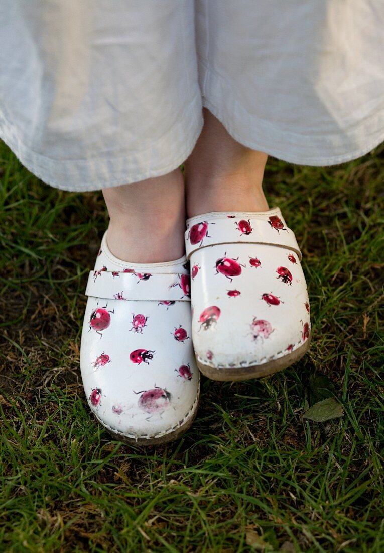 Kind mit Clogs