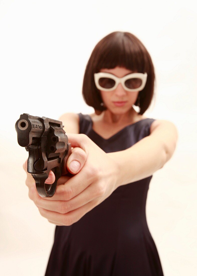Frau mit Pistole