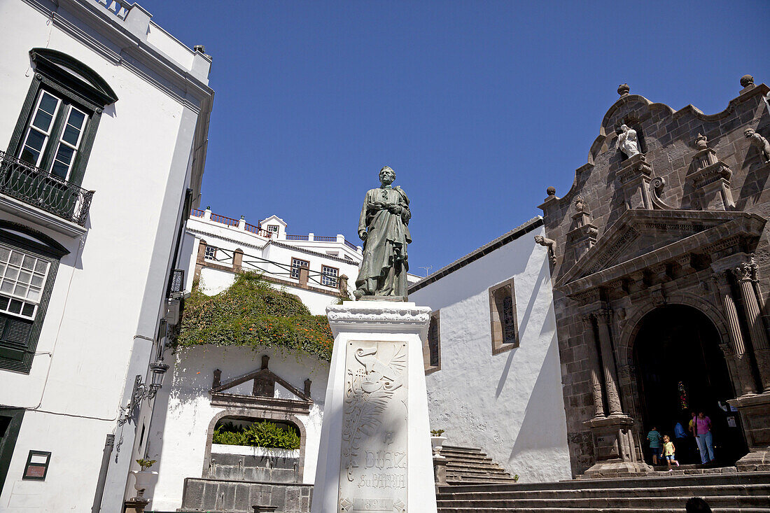 Plaza de Espana with church Iglesia Matriz de El Salvador and the monument of Manuel Hernandez Diaz in Santa Cruz de La Palma, capital of the island La Palma, Canary Islands, Spain, Europe.