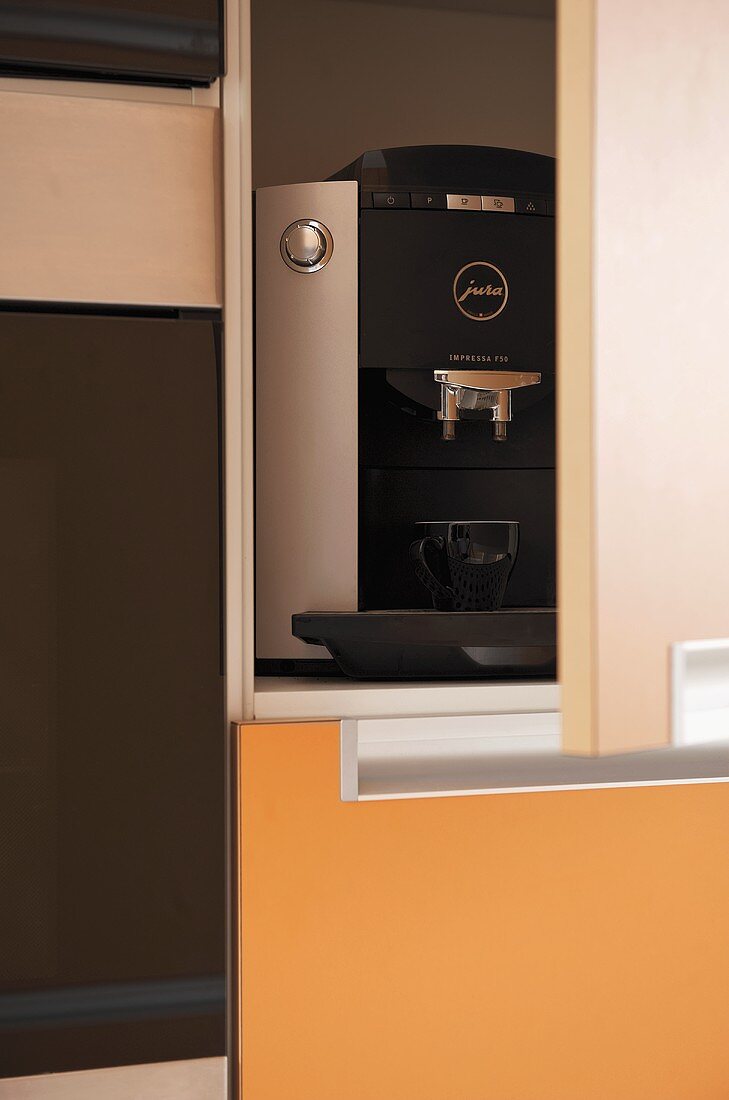 Kaffeemaschine im offenen Küchenschrank