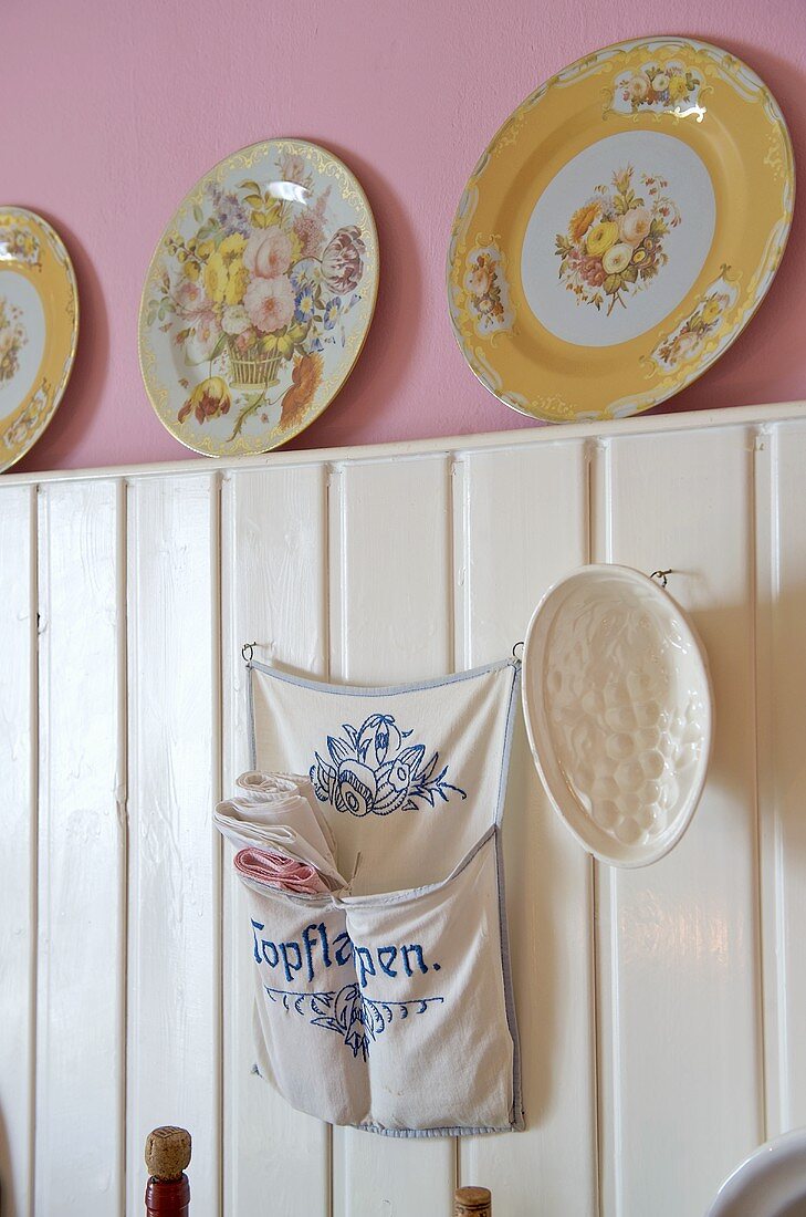 Floral pattern plates on ridge of panelling