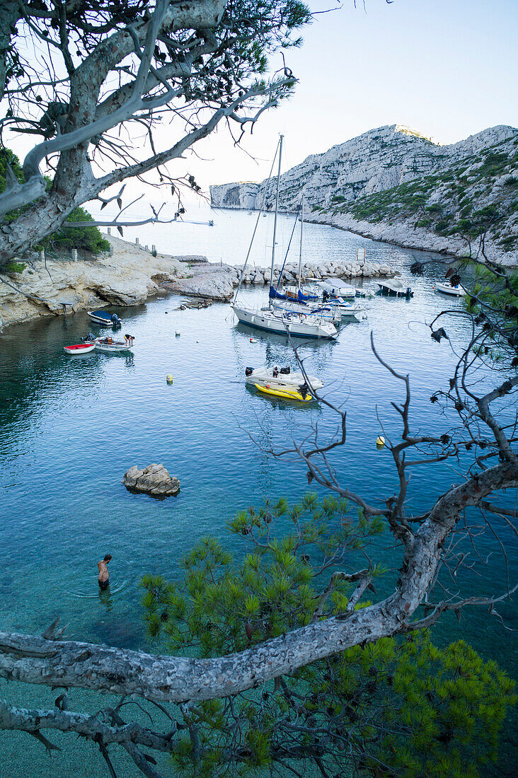 Abendbad in Calanque de Morgiou, Bouches-du-Rhône, Frankreich