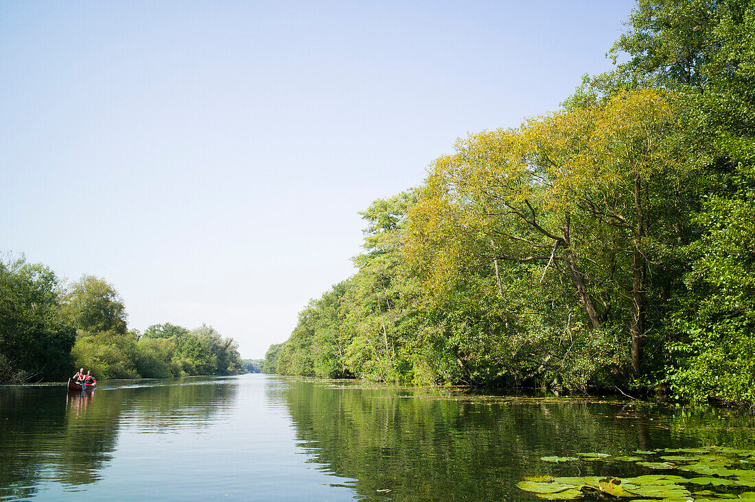 Kanufahrt, Fluss Wakenitz, entlang der ehemaligen innerdeutschen Grenze, auch Amazonas des Nordens genannt, Schleswig-Holstein,  Deutschland