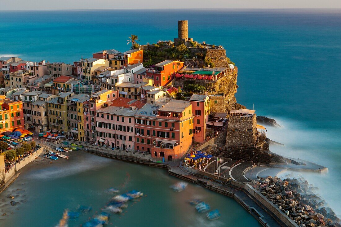 Vernazza view from Sentiero Azzurro (Light Blue Trail) from Monterosso al mare to Vernazza, Cinque Terre National Park, Province of La Spezia, Liguria, Italy, Europe