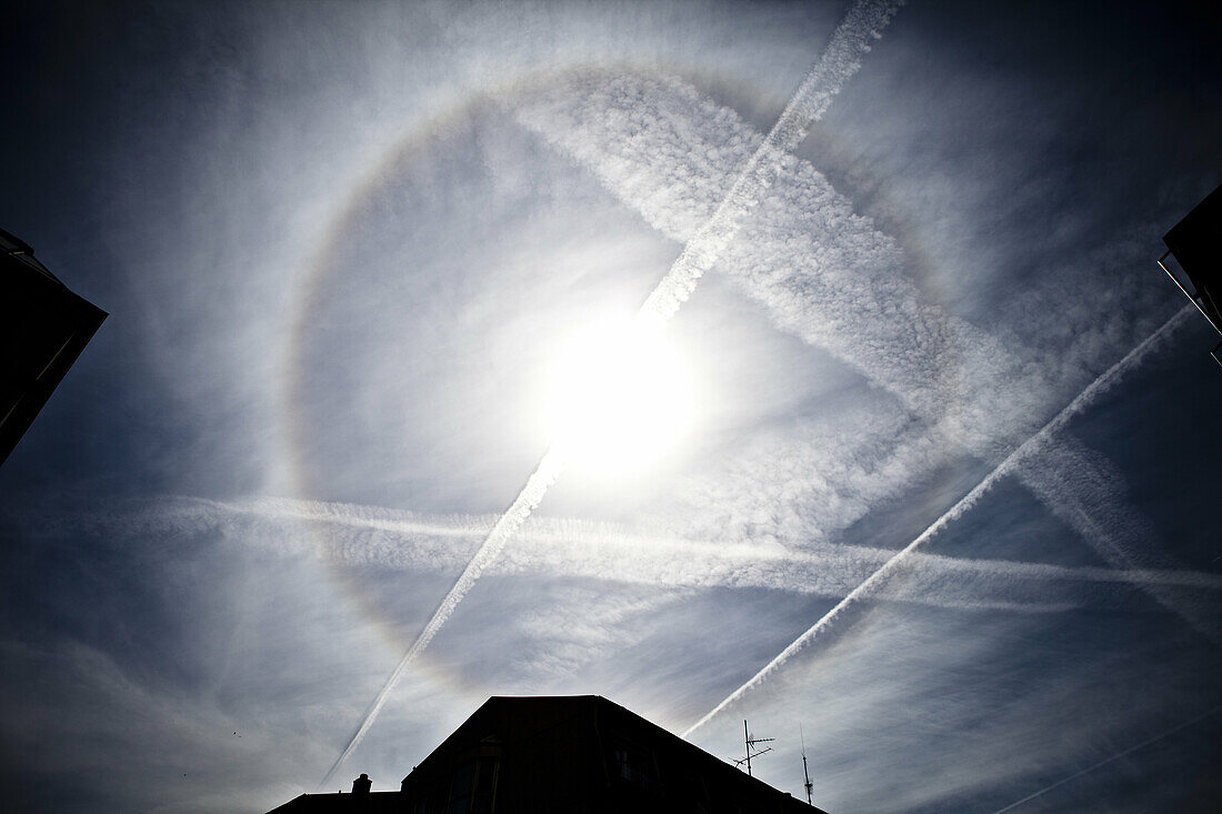 Regenbogen umkreist die Sonne in Berlin, Deutschland.