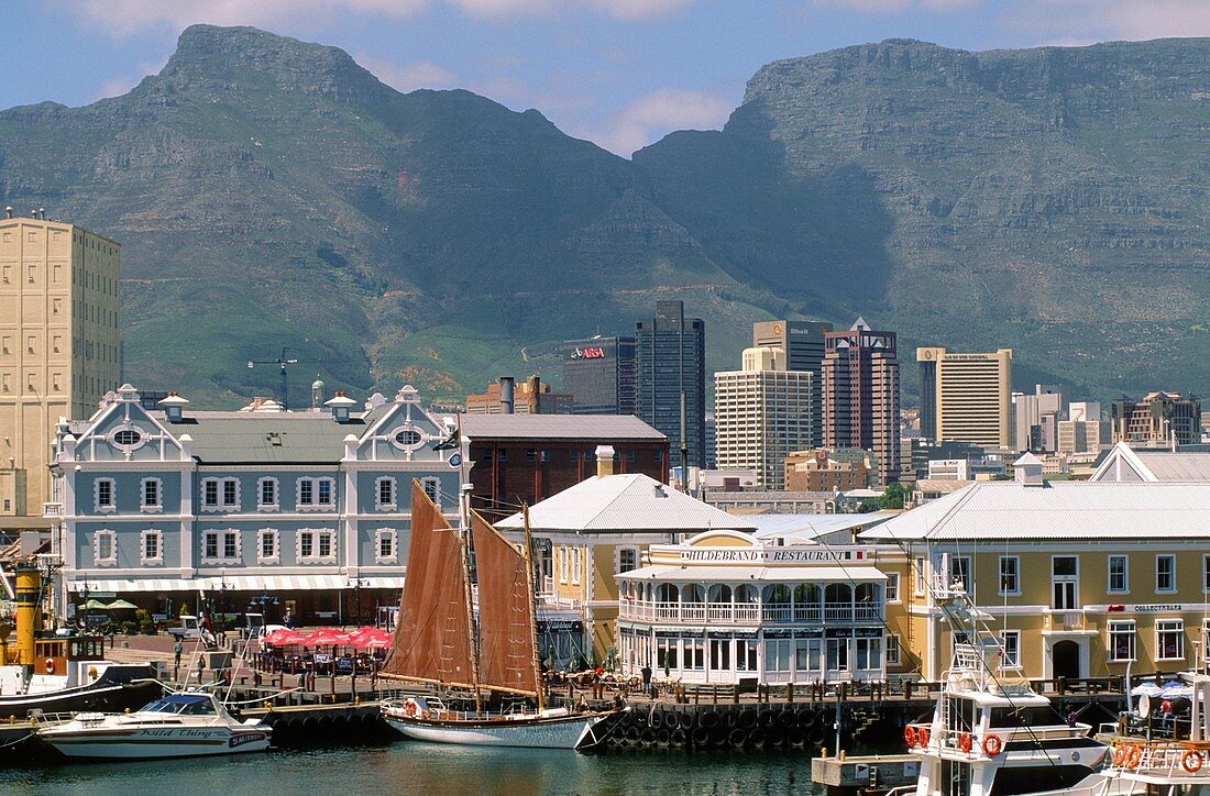South Africa, Cape Town, Victoria and Alfred Waterfront, harbor, Table Mountain, skyline,