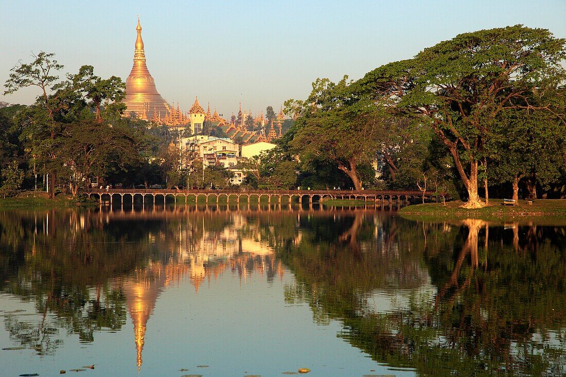 Myanmar, Burma, Yangon, Rangoon, Kandawgyi Lake, Shwedagon Pagoda