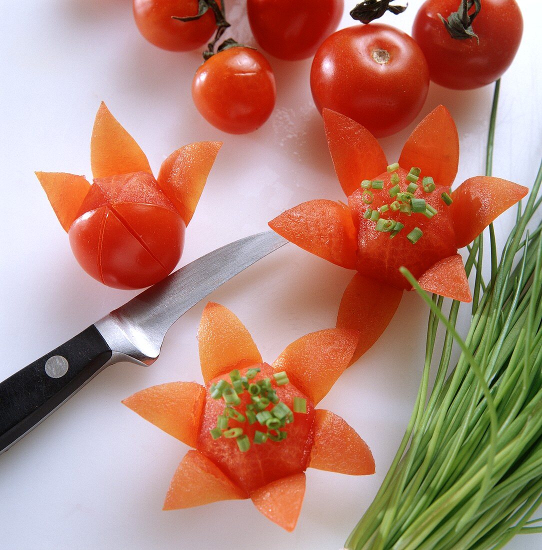 Tomatenblumen schneiden