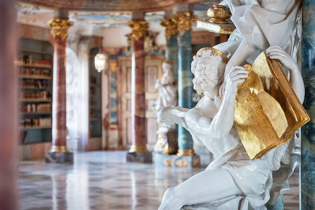 Skulptur im Bibliotheks Saal, Kloster Wiblingen, Ulm an der Donau, Oberschwäbische Barockstraße, Schwäbische Alb, Baden-Württemberg, Deutschland