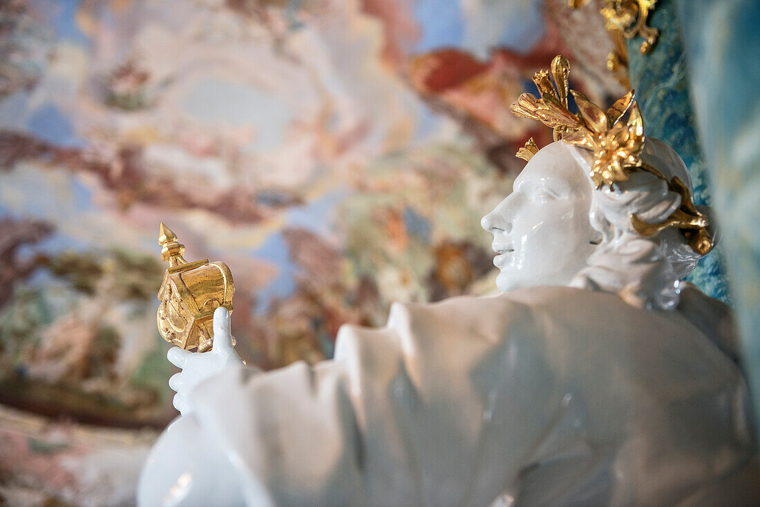 Skulptur vor Fresko im Bibliotheks Saal, Kloster Wiblingen, Ulm an der Donau, Oberschwäbische Barockstraße, Schwäbische Alb, Baden-Württemberg, Deutschland