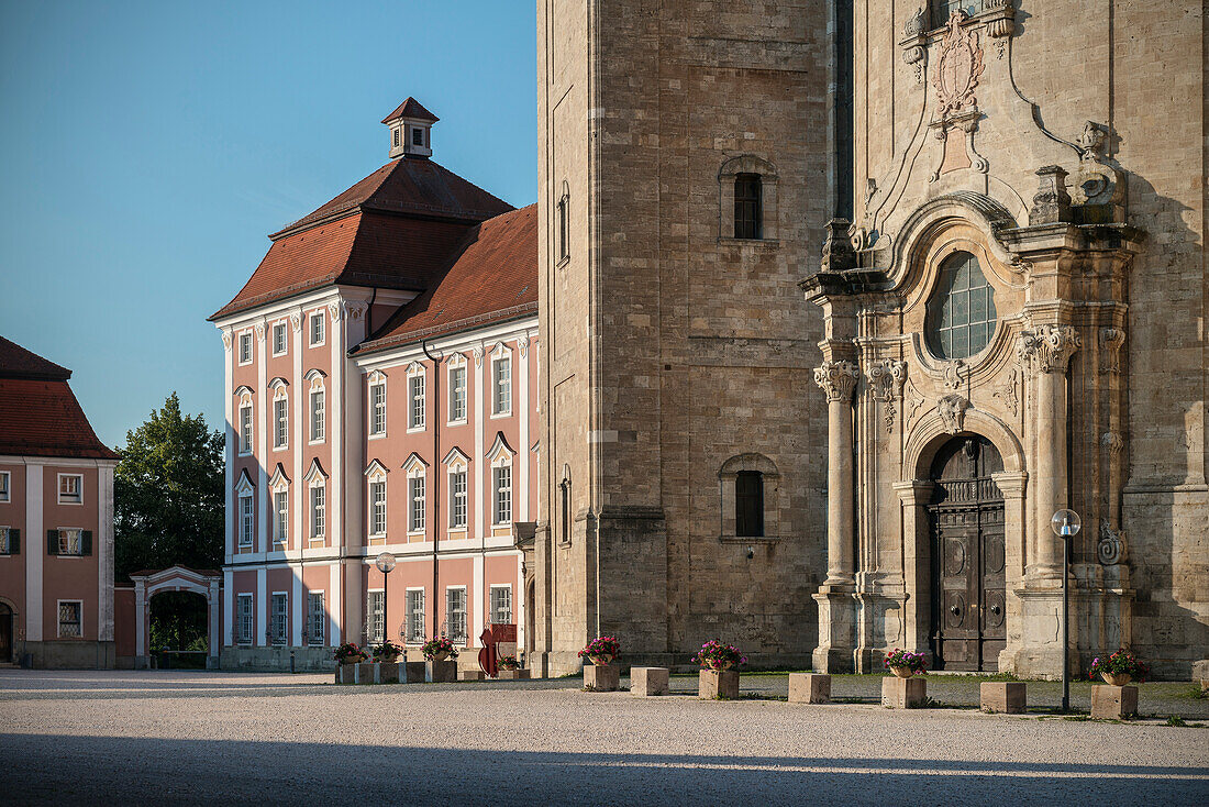 Eingangsportal zum barocken Kloster und zur Kloster Kirche, Kloster Wiblingen, Ulm an der Donau, Oberschwäbische Barockstraße, Schwäbische Alb, Baden-Württemberg, Deutschland