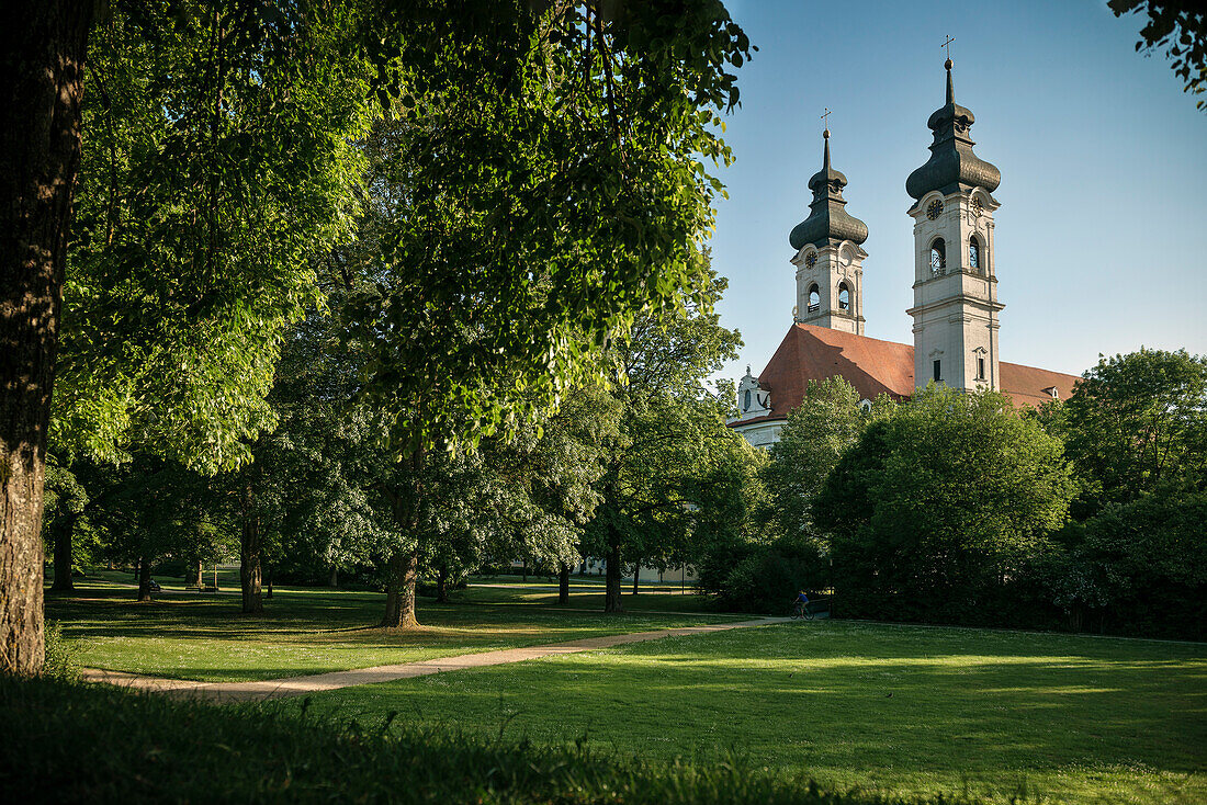 Kirchtürme im Klosterpark des barocken Kloster Zwiefalten, Landkreis Reutlingen, Oberschwäbische Barockstraße, Schwäbische Alb, Baden-Württemberg, Deutschland