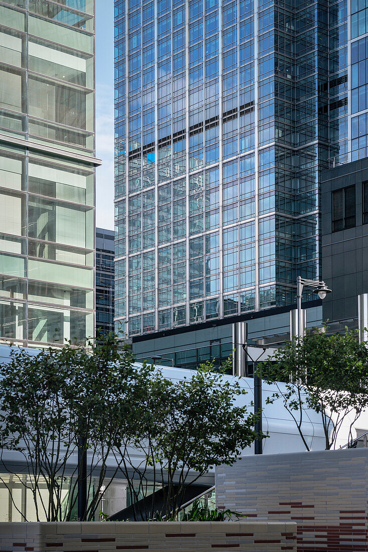 Park und Bürotürme aus Glas, Canary Wharf (Neues Bankenviertel), London, England, Vereinigtes Königreich, Europa