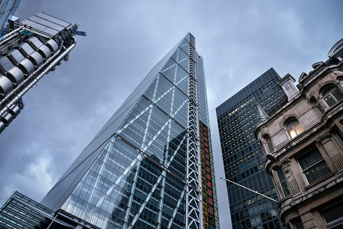 futuristische Bankgebäude im Finanzdistrikt von London, London, England, Vereinigtes Königreich, Europa