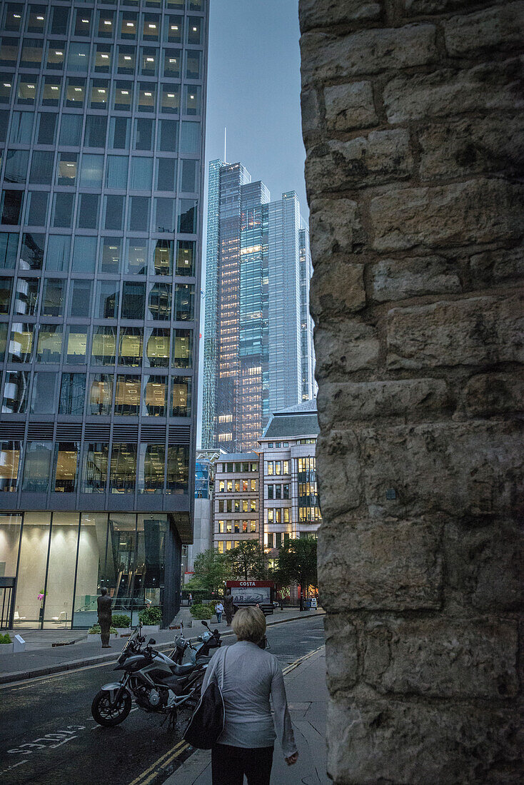Frau spaziert durch Hochhaus Schluchten der Bankgebäude in London's Finanzdistrikt, London, England, Vereinigtes Königreich, Europa