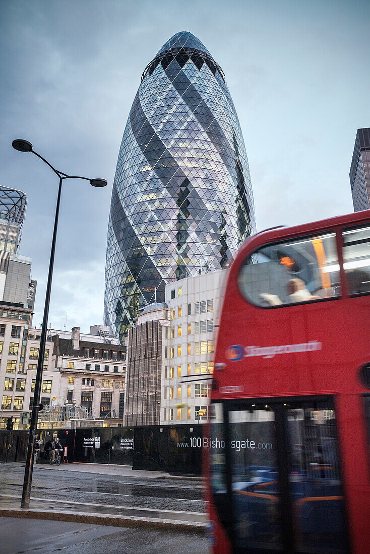 abstrakte Ansicht von Gurke von Norman Fostern mit rotem London Bus, Liverpool Street, London, England, Vereinigtes Königreich, Europa