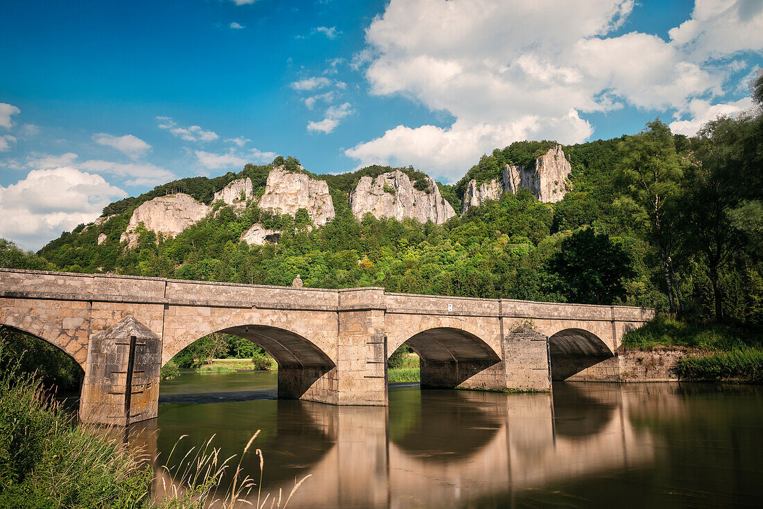 Blick auf Donau, steinerne Brücke und Felslandschaft im Naturpark Oberes Donautal, Landkreis Sigmaringen, Tuttlingen, Zollernalb, Biberach, Schwäbische Alb, Baden-Württemberg, Deutschland