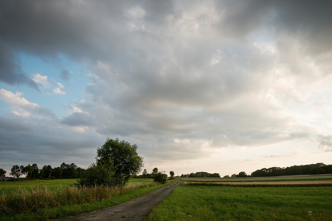 dramatische Wolkenformation auf Hocheben des Naturpark Oberes Donautal, Landkreis Sigmaringen, Tuttlingen, Zollernalb, Biberach, Schwäbische Alb, Baden-Württemberg, Deutschland