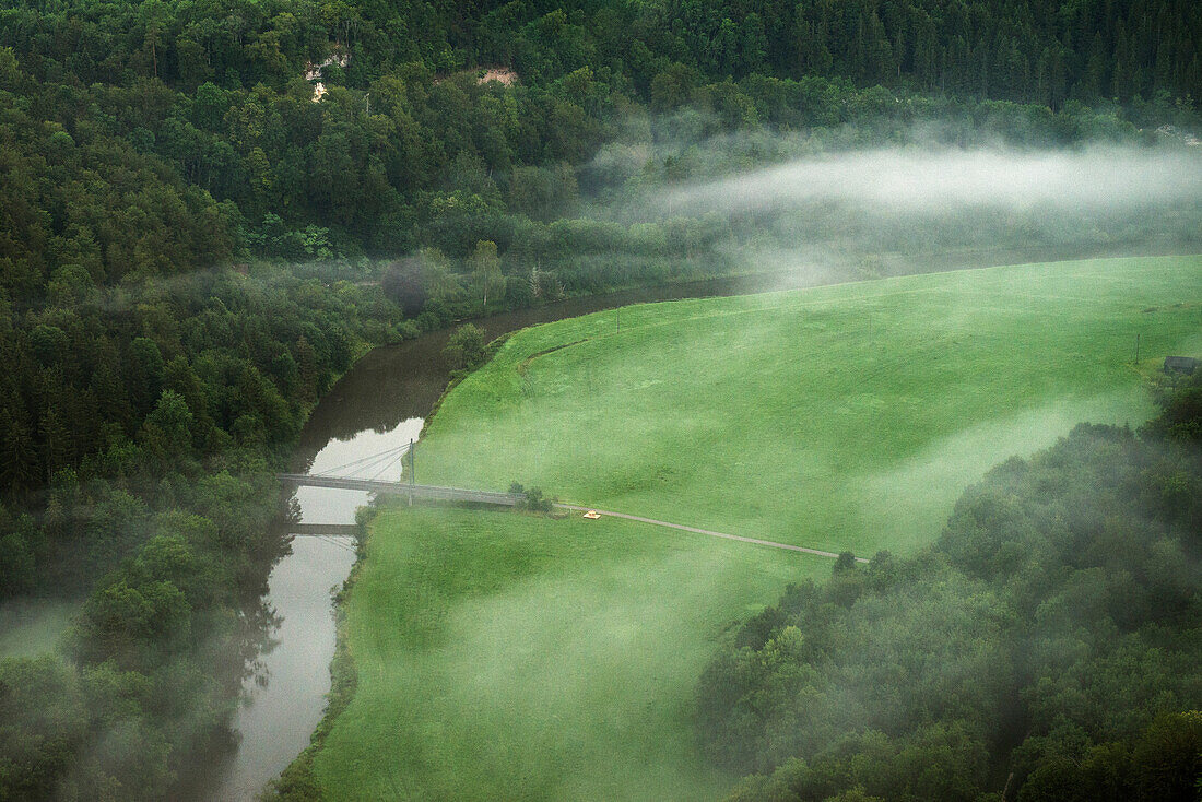 Blick zur Donau im Morgennebel von Burg Wildenstein, Naturpark Oberes Donautal, Landkreis Sigmaringen, Tuttlingen, Zollernalb, Biberach, Schwäbische Alb, Baden-Württemberg, Deutschland