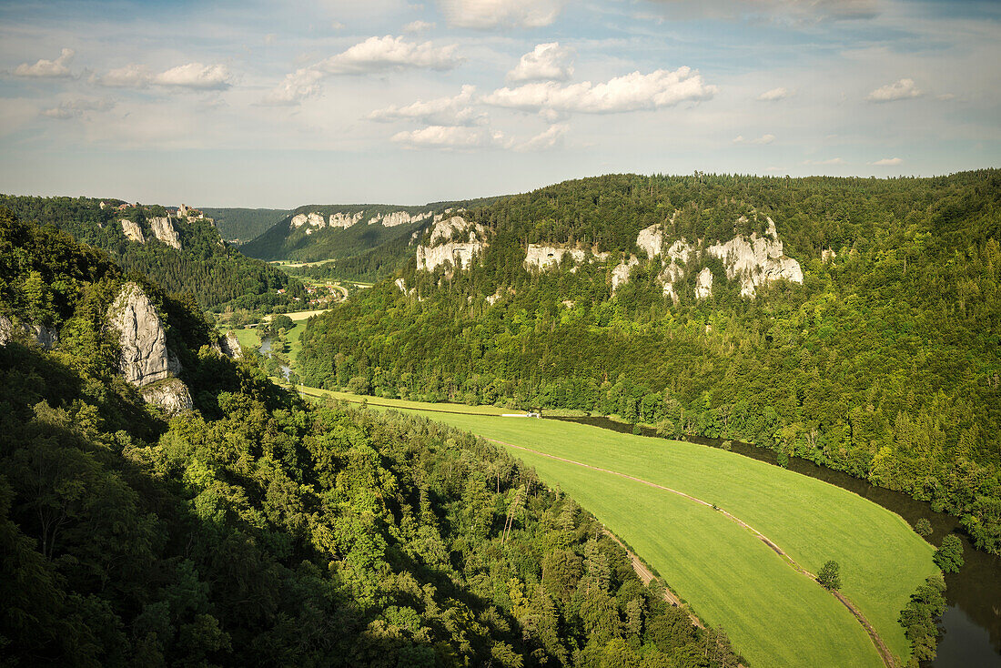 Blick in das Donautal zum Schloss Werenwag, Naturpark Oberes Donautal, Landkreis Sigmaringen, Tuttlingen, Zollernalb, Biberach, Schwäbische Alb, Baden-Württemberg, Deutschland