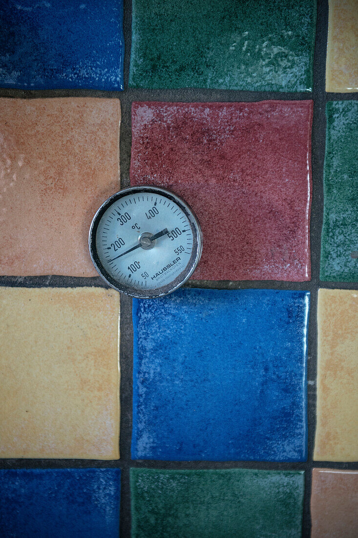 Thermometer misst Temperatur eines Holz Backofens, Vellberg, Landkreis Schwäbisch Hall, Baden-Württemberg, Deutschland