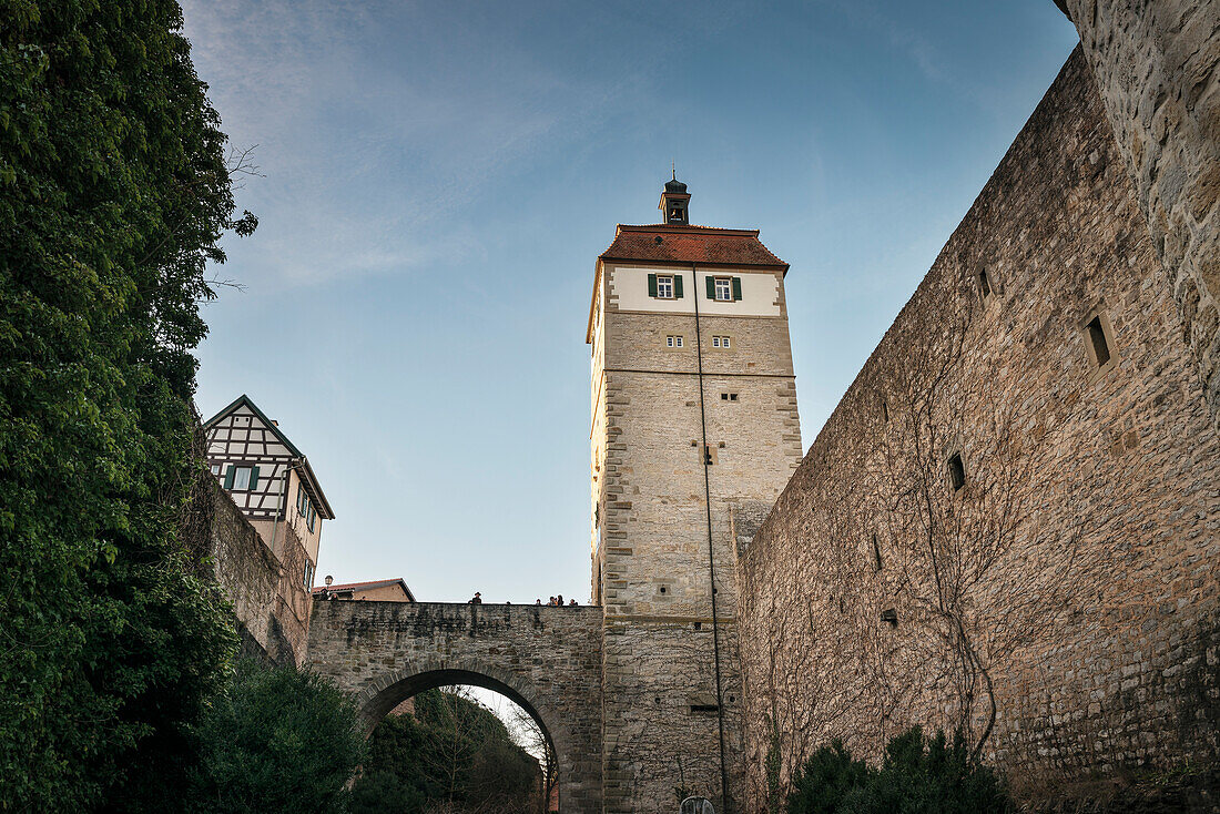 historischer Wachturm führt über Steinbrücke zum Ortskern von Vellberg, Landkreis Schwäbisch Hall, Baden-Württemberg, Deutschland