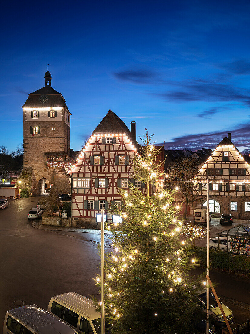 weihnachtliches Vellberg mit Blick auf Wachturm und Fachwerk Häuser, Landkreis Schwäbisch Hall, Baden-Württemberg, Deutschland