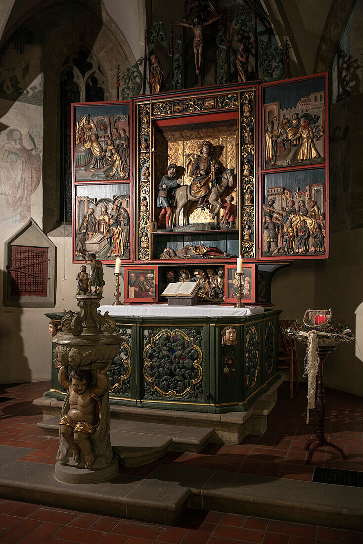 Altar in Kirche von Vellberg, Landkreis Schwäbisch Hall, Baden-Württemberg, Deutschland