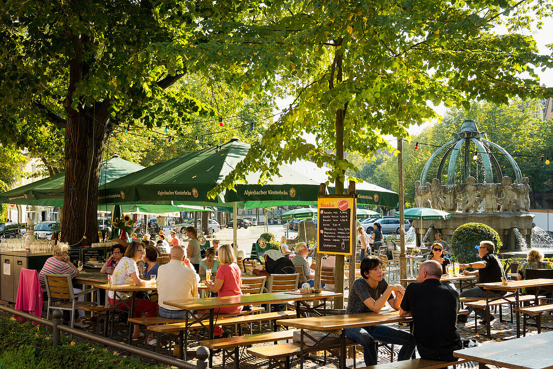 Biergarten am Gutenbergplatz, Karlsruhe, Baden-Württemberg, Deutschland