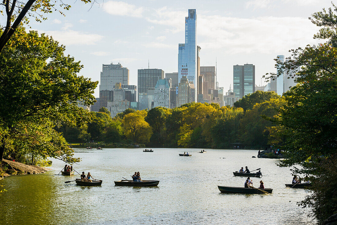 Ruderboote auf einem See im Central Park, Manhattan, New York, USA