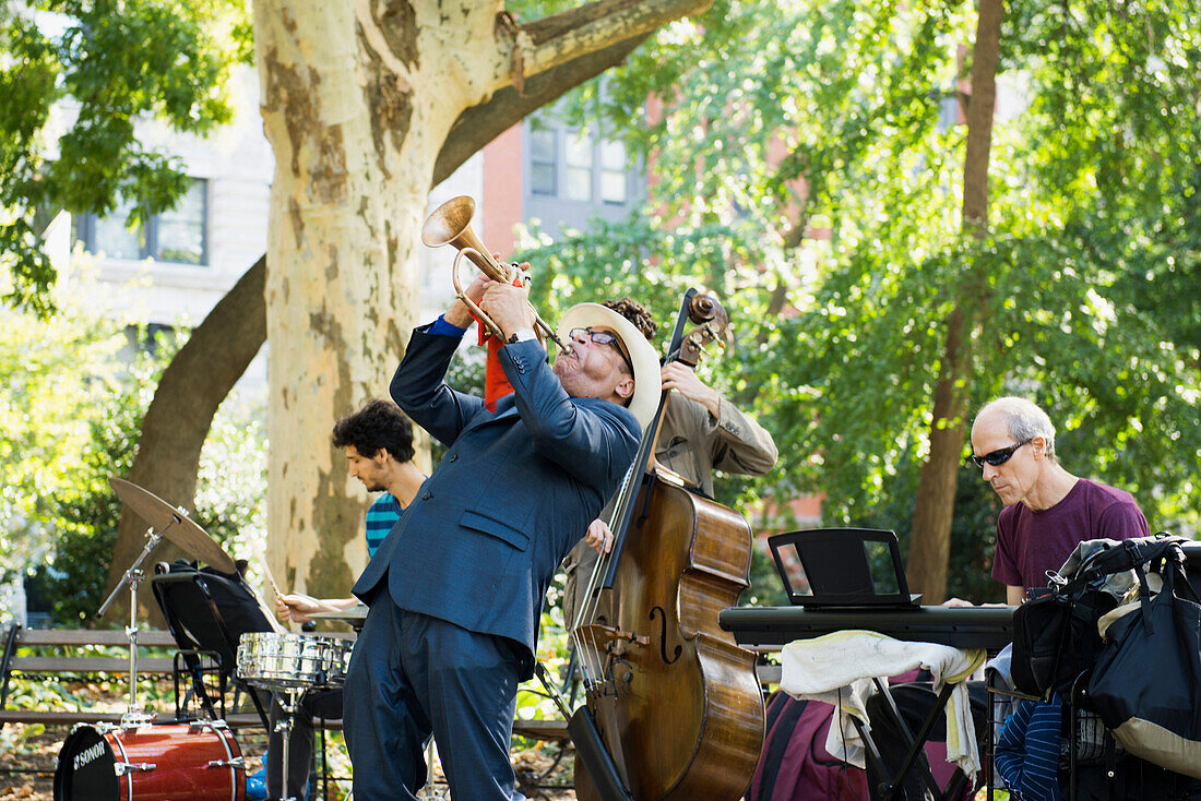 Street musicians in Washington Square Park, Manhattan, New York, USA