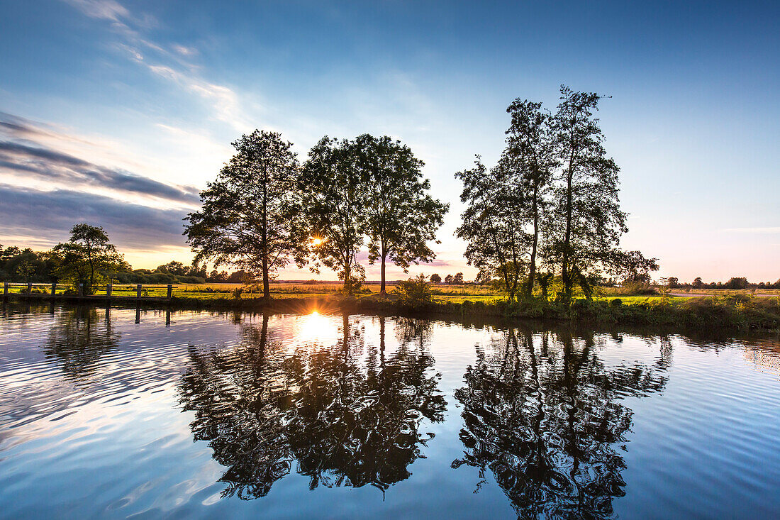Sunset over the river Hamme, Worpswede, Teufelsmoor, Lower Saxony, Germany
