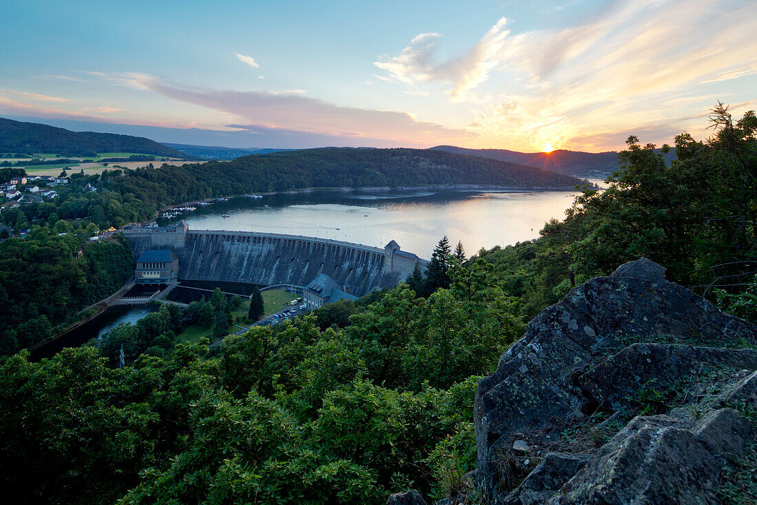 Sperrmauer der Edertalsperre am Edersee bei Sonnenuntergang, Nationalpark Kellerwald-Edersee, Nordhessen, Hessen, Deutschland, Europa