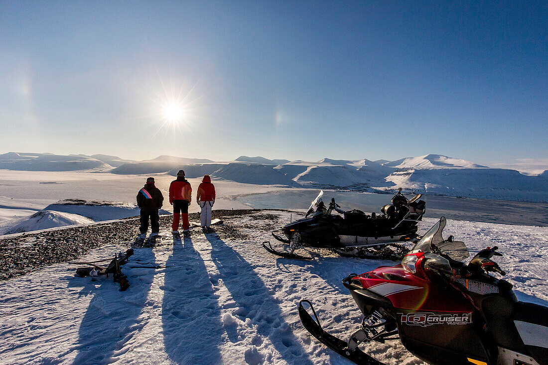 Personen in der winterlichen Landschaft von Spitzbergen mit Schneemobilen, Spitzbergen, Svalbard, Norwegen