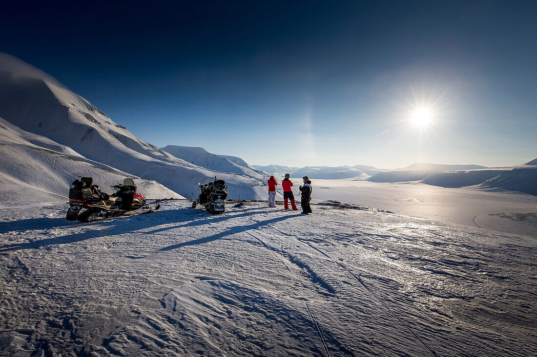 Personen in der winterlichen Landschaft von Spitzbergen mit Schneemobilen, Spitzbergen, Svalbard, Norwegen
