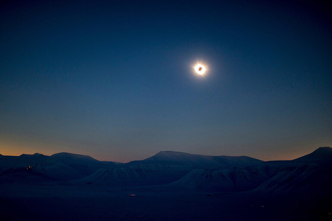 Winterliche Landschaft bei der totalen Sonnenfinsternis auf Spitzbergen, Svalbard, Norwegen