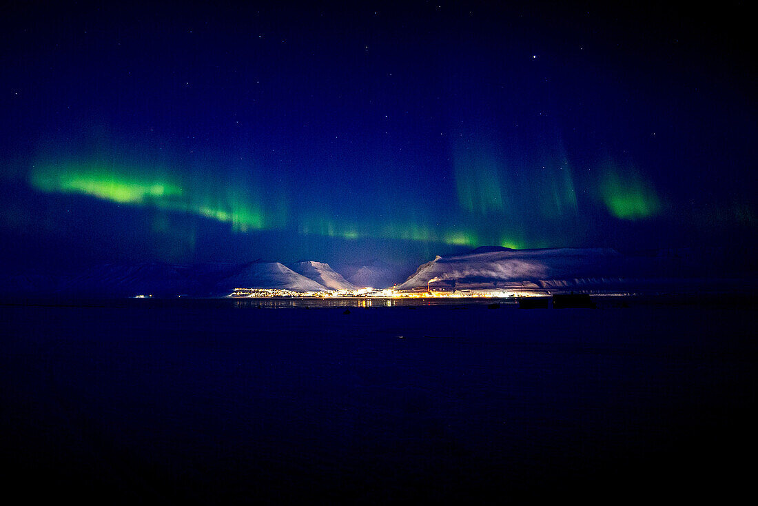Aurora borealis (Polarlichter) über Longyearbyen, Spitzbergen, Svalbard, Norwegen