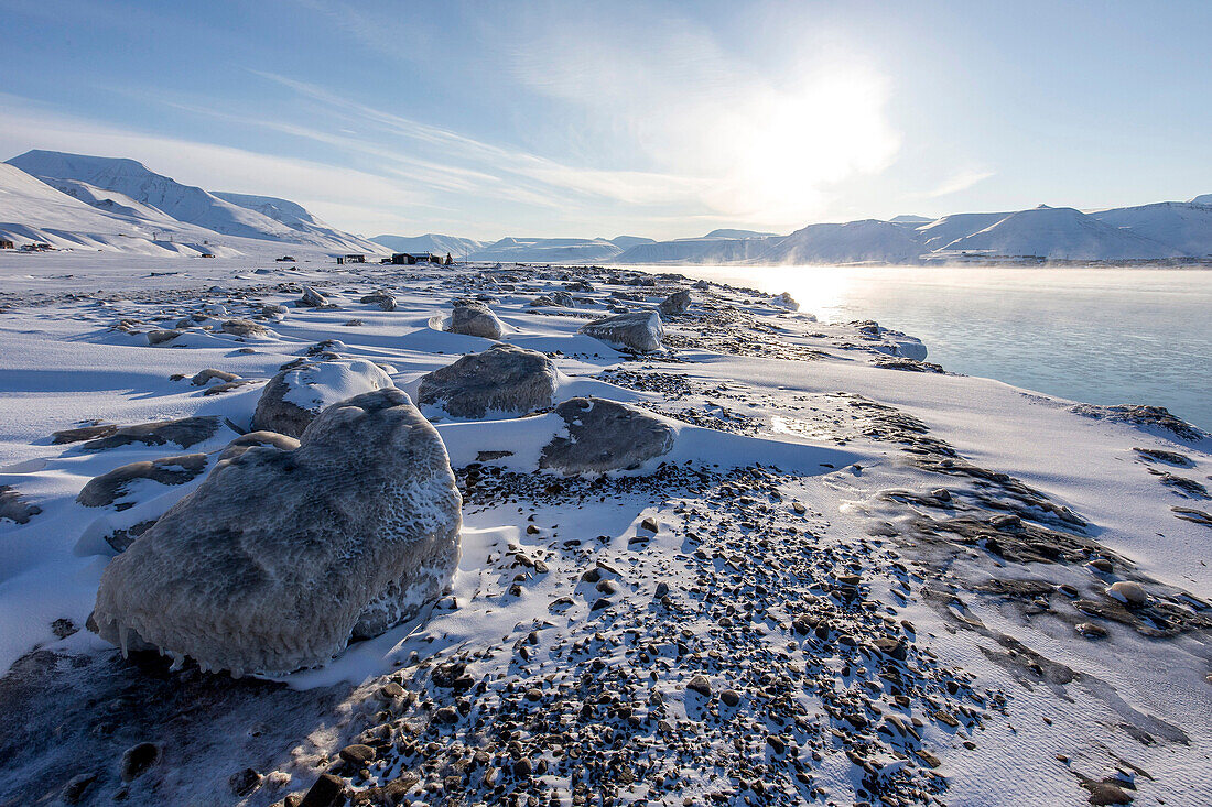Winterliche Küste auf Spitzbergen, Svalbard, Norwegen