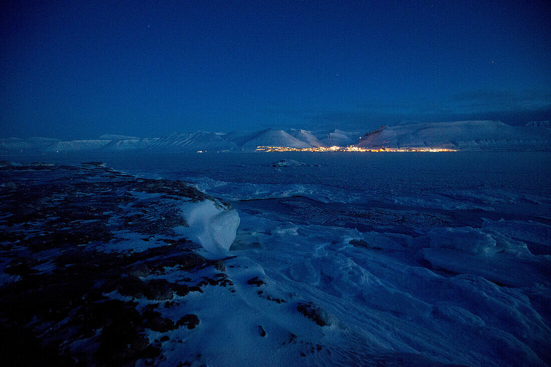 Nachtaufnahme von Longyearbyen, Spitzbergen (Svalbard) im März
