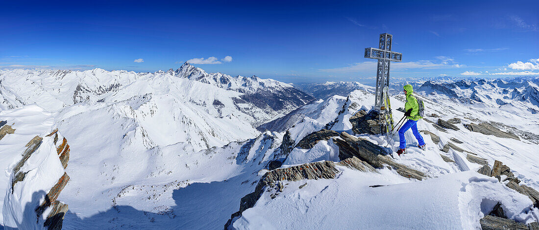 Panorama mit Frau auf Skitour steht am Gipfel des Monte Salza und blickt auf Cottische Alpen mit Monte Viso, Monte Salza, Val Varaita, Cottische Alpen, Piemont, Italien
