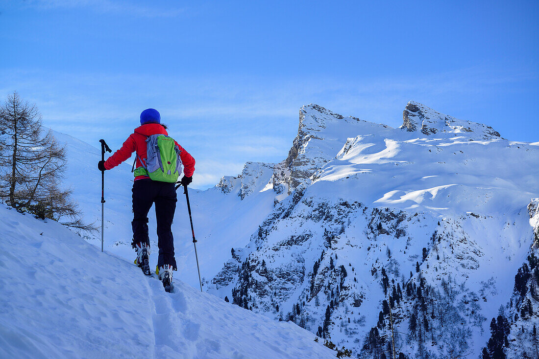 Frau auf Skitour steigt zur Frauenwand auf, Frauenwand, Schmirntal, Zillertaler Alpen, Tirol, Österreich